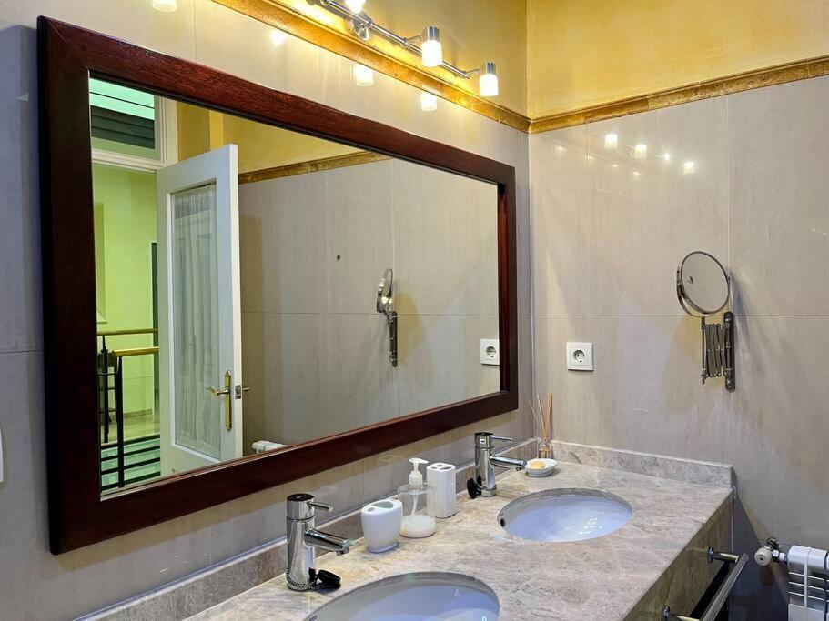 Apartamento Suite Alameda De Hercules Sevilla Bagian luar foto